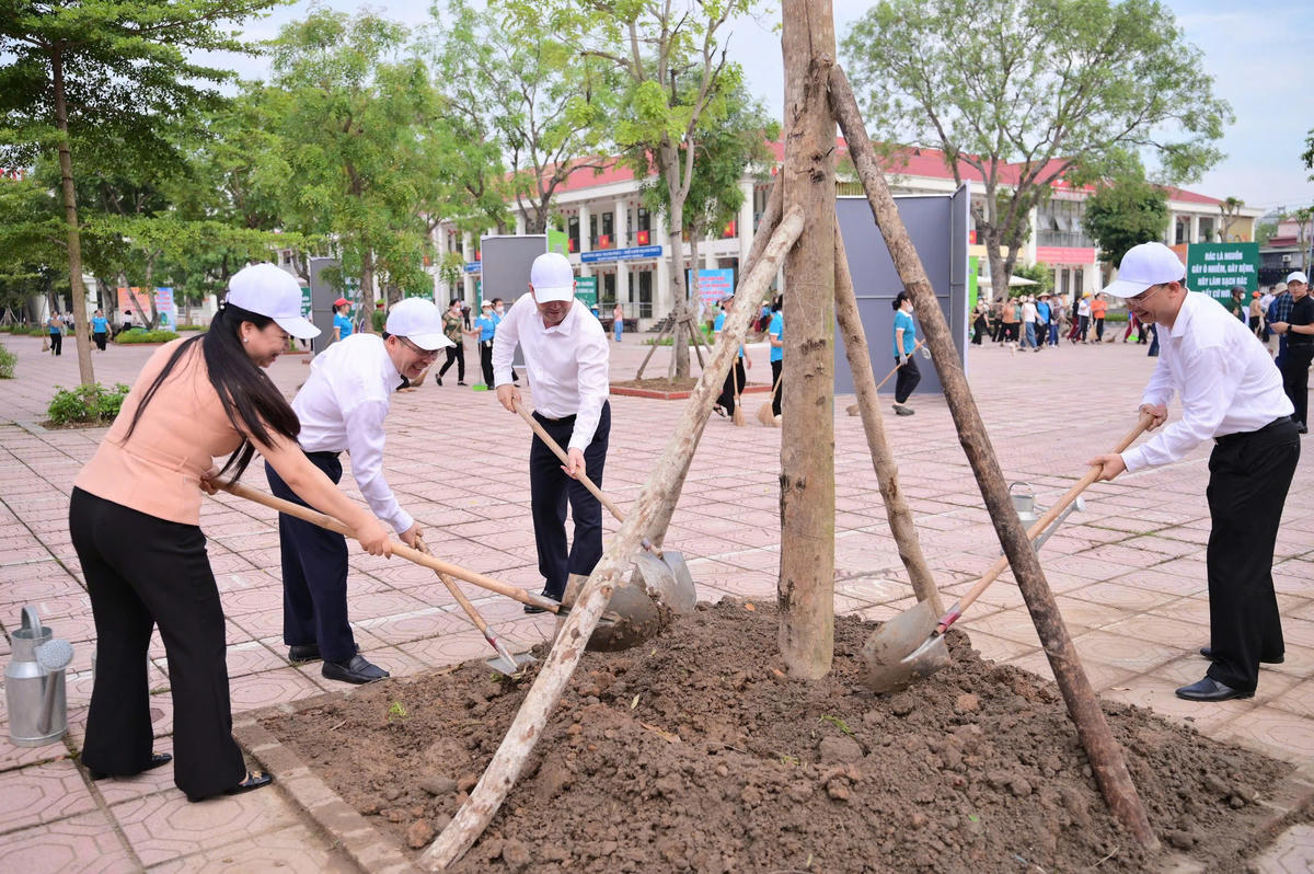 Trồng mới và chăm sóc hàng ngàn cây xanh tại Lễ ra quân