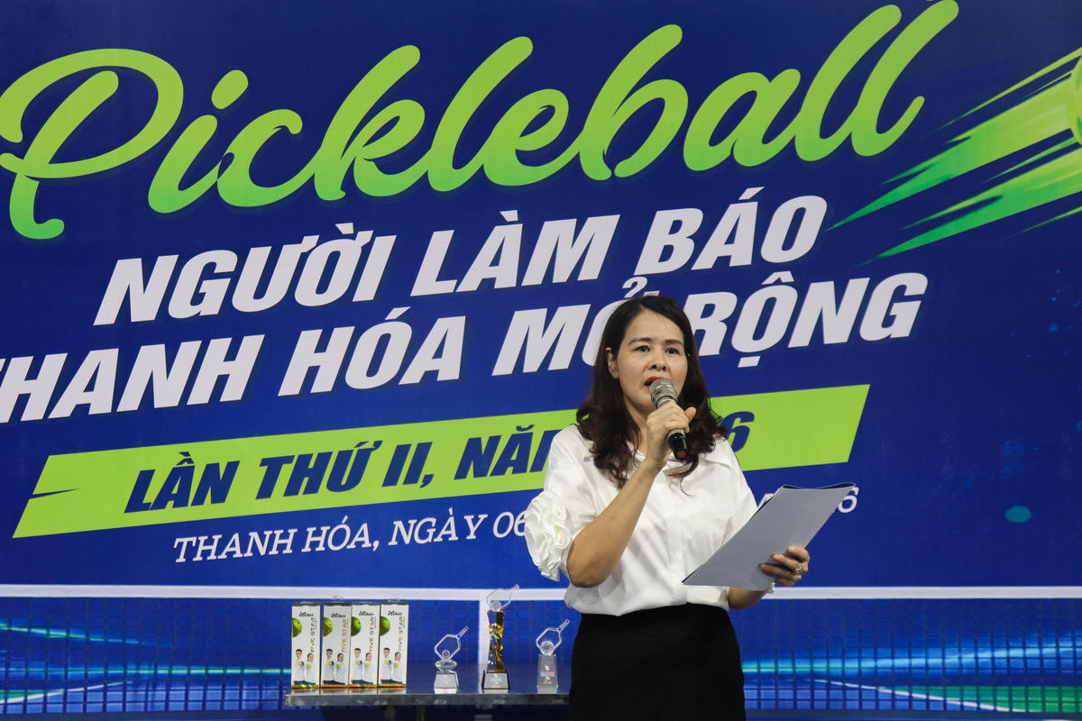 Bà Nguyễn Thị Thương - Phó Chủ tịch Thường trực Hội nhà báo tỉnh Thanh Hóa phát biểu khai mạc giải đấu. Ảnh: Đình Minh