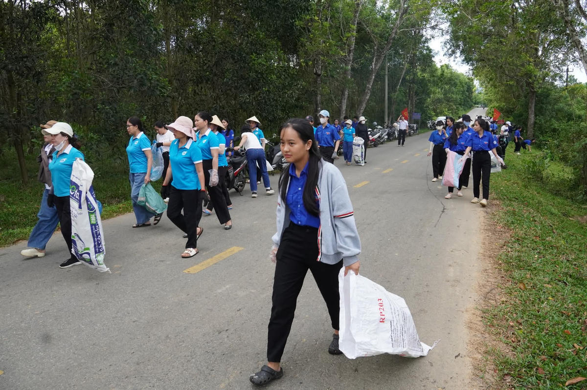 Sau lễ phát động, các lực lượng tiến hành thu gom ác, vệ sinh môi trường tại các tuyến đường, khu dân cư. Ảnh: V.H.