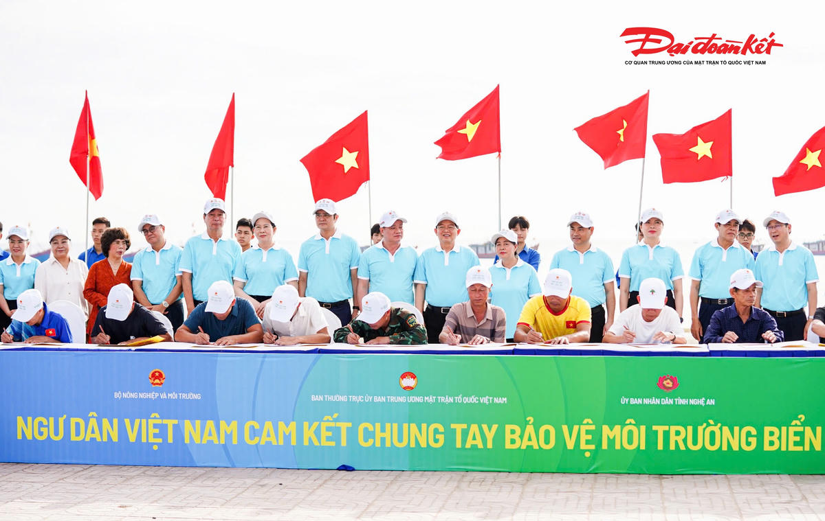 Lãnh đạo Trung ương, địa phương chứng kiến đại diện ngư dân ký cam kết chung tay bảo vệ môi trường. Ảnh: Cẩm Kỳ.