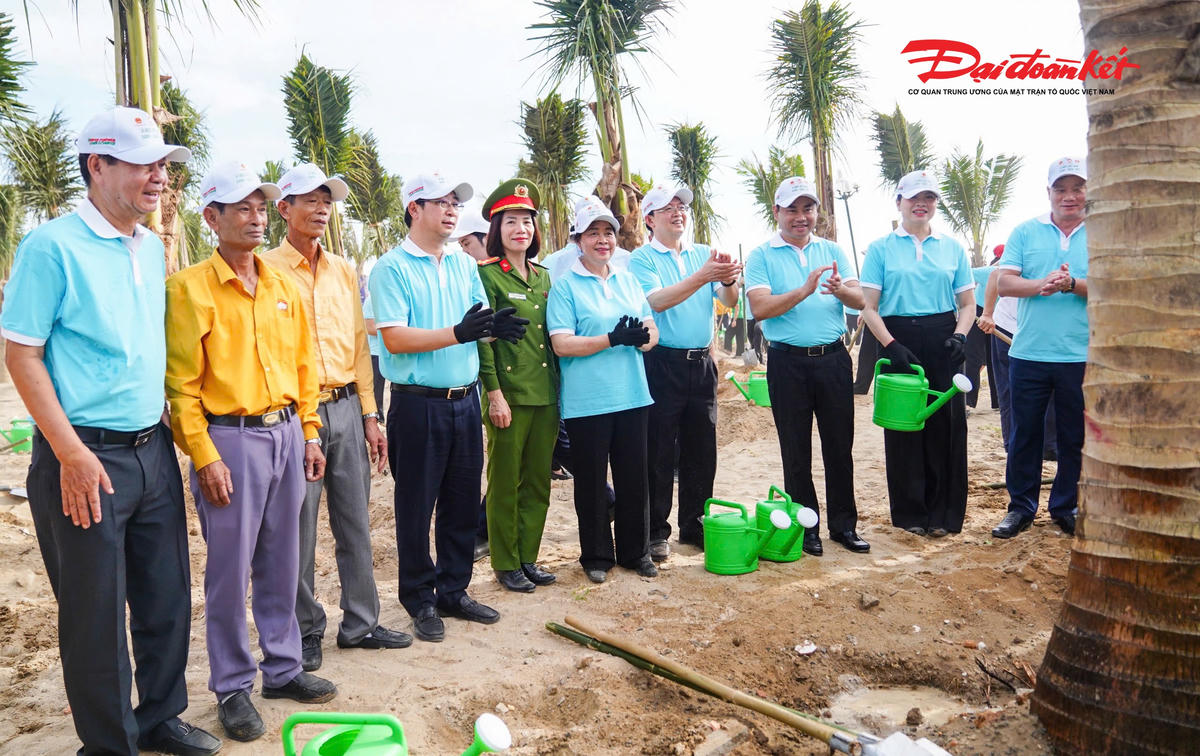 Lãnh đạo Trung ương, địa phương chung tay trồng cây trên bãi biển. Ảnh: Cẩm Kỳ. 