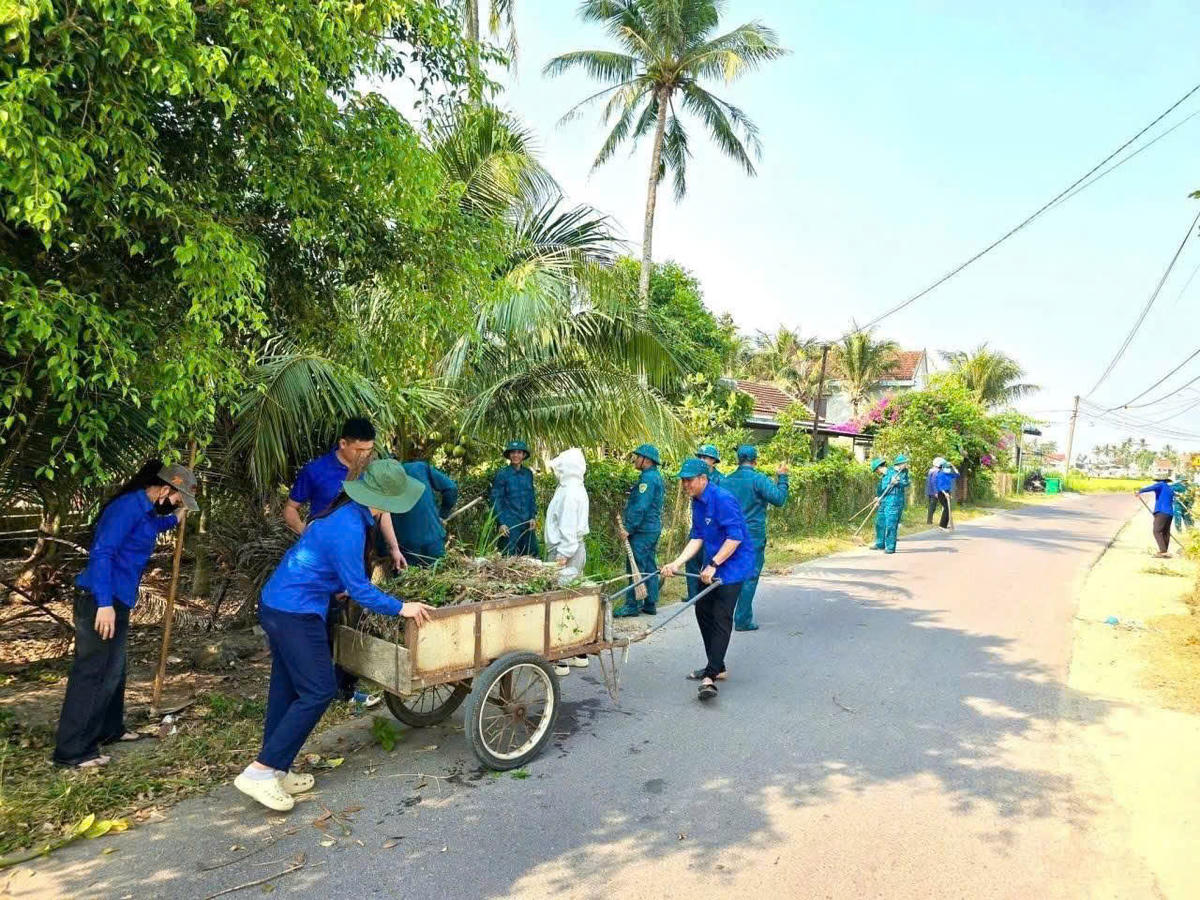 Các đoàn viên, thanh niên trên địa bàn tỉnh Gia Lai ra quân dọn dẹp vệ sinh. Ảnh: ĐS.