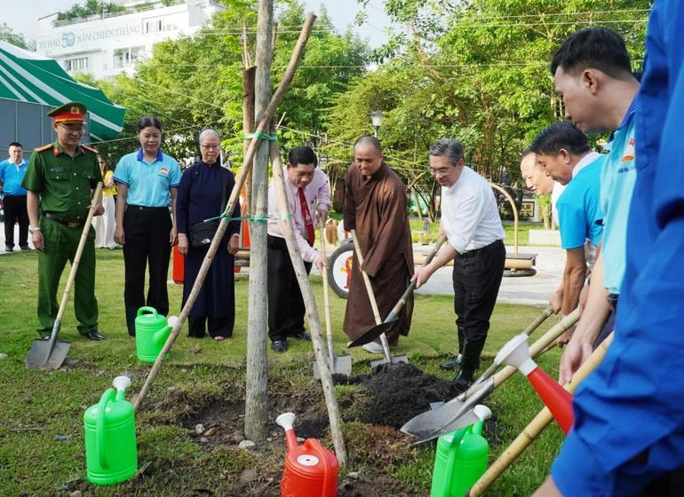 Chủ tịch Ủy ban MTTQ Việt Nam TP Hồ Chí Minh Nguyễn Phước Lộc cùng các đại biểu tham gia trồng cây xanh tại Công viên Phan Đình Phùng. Ảnh: Như Danh/GNO.