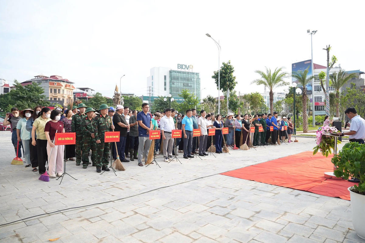 Cán bộ UBND, MTTQ phường Đông Kinh cùng nhân dân phường ra quân hưởng ứng ngày môi trường&nbsp;