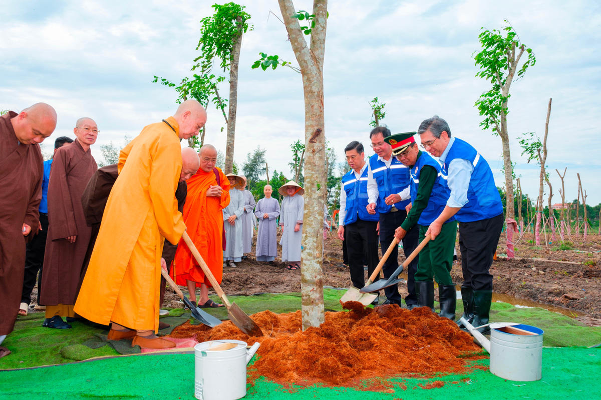Trưởng lão Hòa thượng Thích Trí Quảng, Pháp chủ Giáo hội Phật giáo Việt Nam và Chủ tịch Ủy ban MTTQ Việt Nam TP Hồ Chí Minh Nguyễn Phước Lộc tham gia trồng cây xanh. Ảnh: Hoàng Anh.