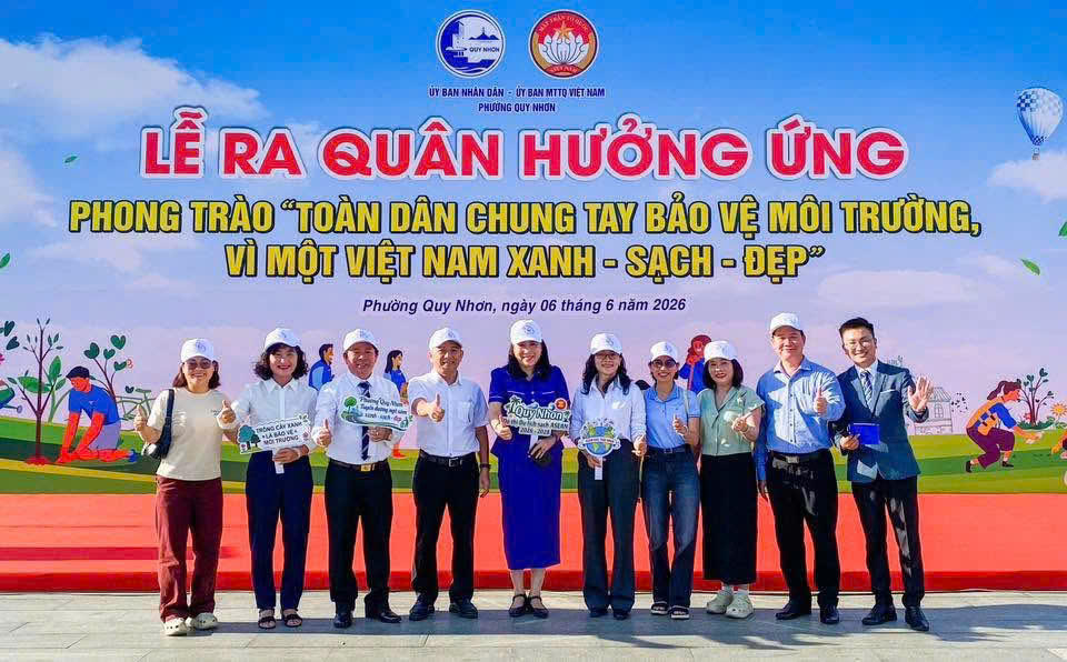 Các đại biểu chụp ảnh lưu niệm tại Lễ ra quân hưởng ứng Phong trào thi đua “Toàn dân chung tay bảo vệ môi trường, vì một Việt Nam xanh-sạch-đẹp”. Ảnh: ĐS.