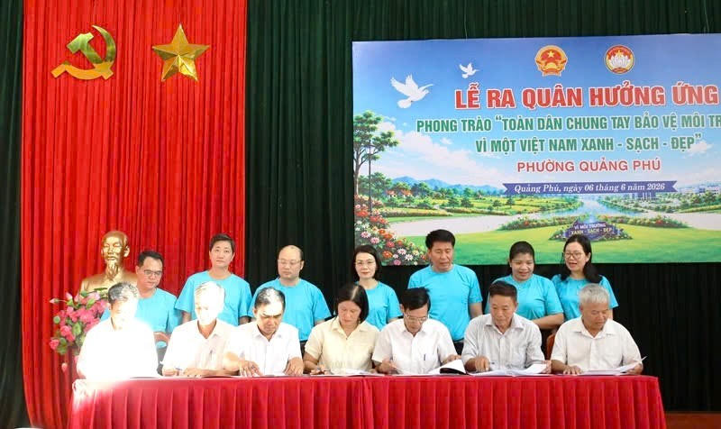 Đại diện các khu dân cư đã ký giao ước thi đua thực hiện phong trào “Toàn dân chung tay BVMT, vì một Việt Nam xanh - sạch - đẹp” tại địa phương. Ảnh: Nguyễn Chung.