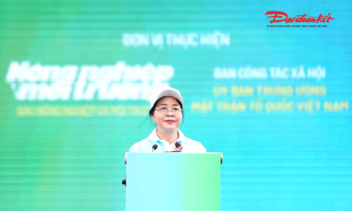 Bà Bùi Thị Minh Hoài - Ủy viên Bộ Chính trị, Bí thư Trung ương Đảng, Chủ tịch UBTƯ MTTQ Việt Nam đọc Lời kêu gọi&nbsp;“Toàn dân chung tay bảo vệ môi trường, vì một Việt Nam xanh – sạch – đẹp”. Ảnh: Cẩm Kỳ.