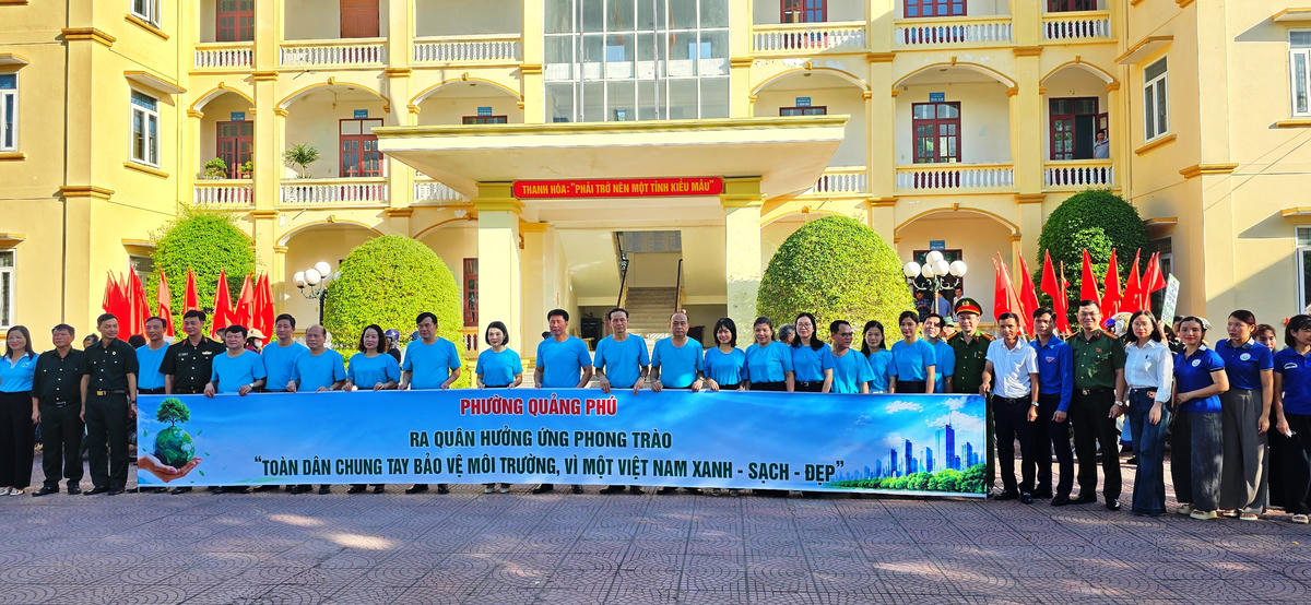Ngay sau lễ phát động, các lãnh đạo tỉnh cùng các lực lượng đã tham gia lễ diễu hành biểu dương lực lượng; ra quân dọn vệ sinh môi trường. Ảnh: Nguyễn Chung.