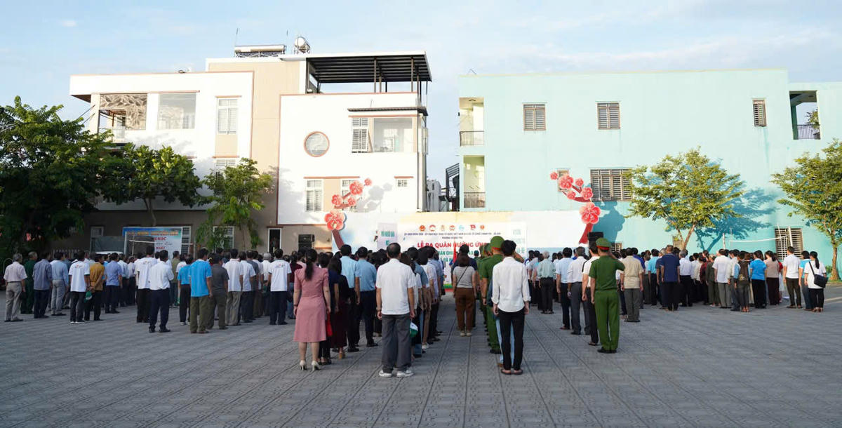 Quang cảnh buổi ra quân&nbsp;hưởng ứng phong trào “Toàn dân chung tay bảo vệ môi trường, vì một thành phố Đà Nẵng xanh-sạch-đẹp”. Ảnh: CĐ.