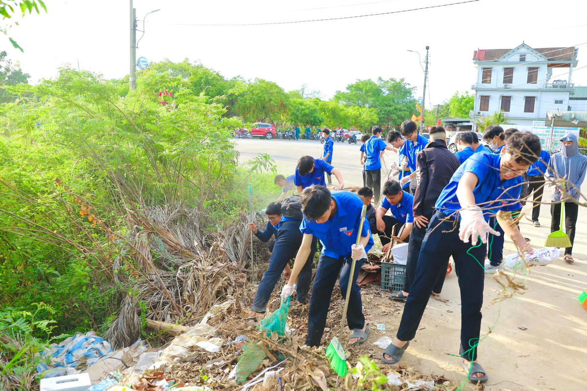 Đồng loạt 40 xã, phường và các cơ quan, đơn vị trên địa bàn thành phố Huế ra quân vệ sinh môi trường. Ảnh: V.H.