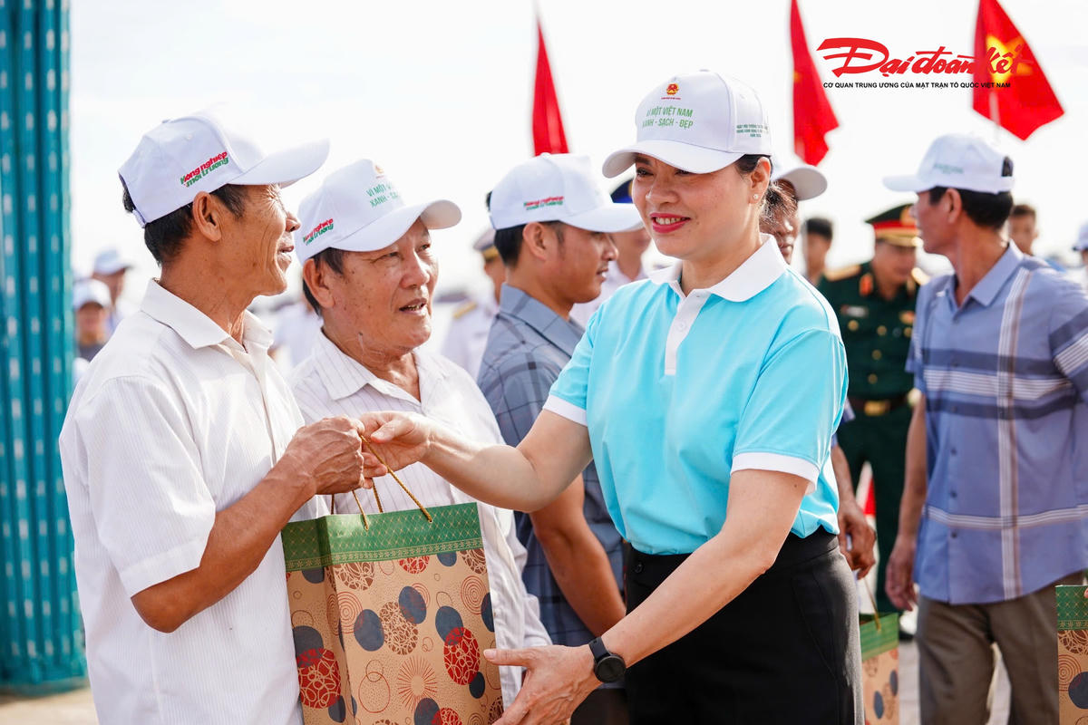 Phó Chủ tịch - Tổng Thư ký UBTƯ MTTQ Việt Nam Hà Thị Nga tặng quà cho ngư dân. Ảnh: Cẩm Kỳ.
