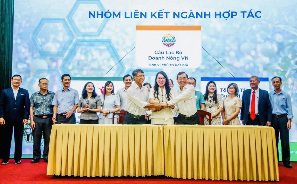 Ký kết biên bản ghi nhớ hợp tác giữa CLB Doanh nông Việt Nam với Vina T&T Group và Tổ hợp tác Bưởi Trị An. Ảnh: Thanh Thủy