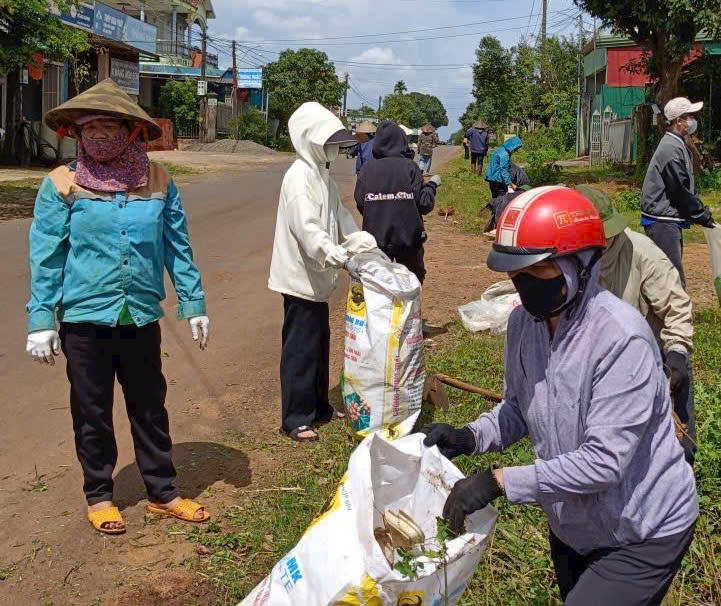 Người dân xã Ia Hrung ra quân dọn dẹp vệ sinh môi trường. Ảnh: ĐS.