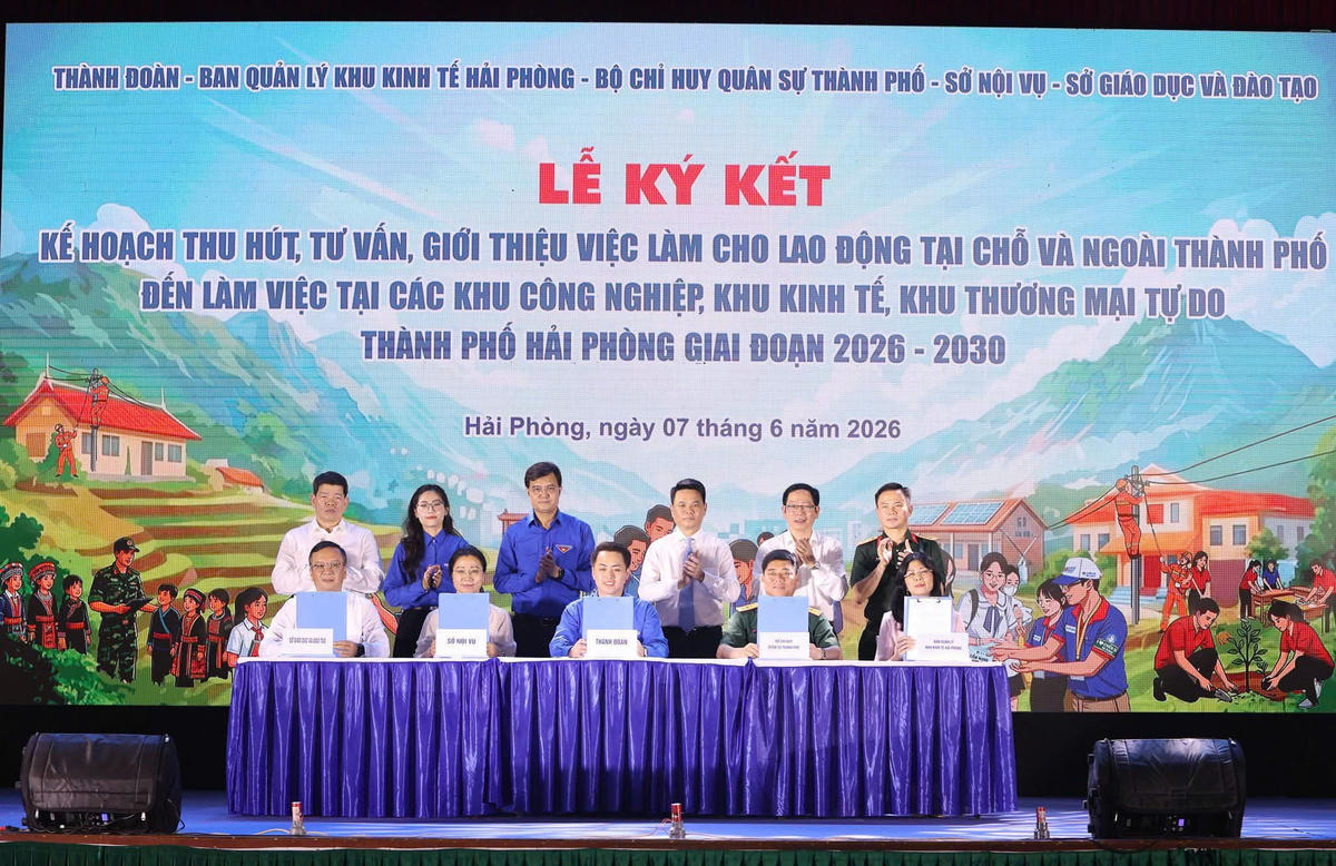Các đơn vị ký kết kế hoạch thu hút, tư vấn giới thiệu việc làm cho lao động đến làm việc tại các Khu kinh tế, Khu công nghiệp TP Hải Phòng giai đoạn 2026-2030. Ảnh: TĐ.&nbsp;