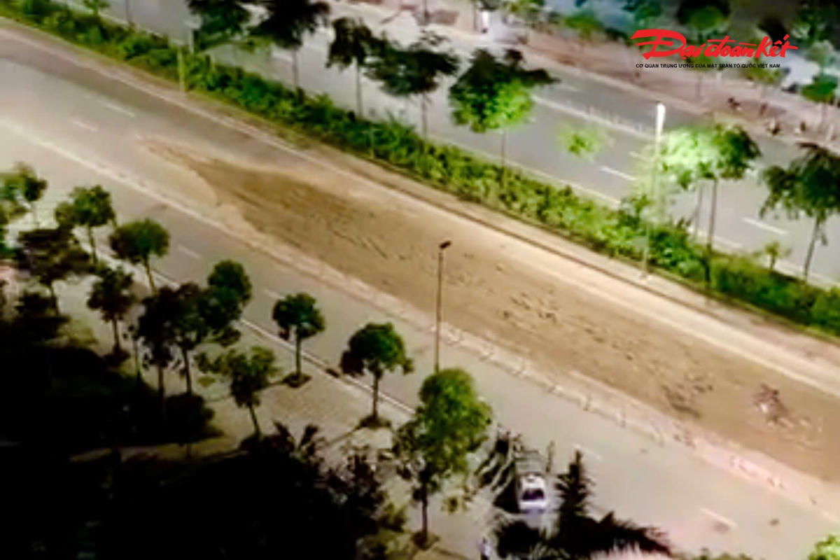 Hiện trường bùn đất từ xe tải tràn ra mặt đường Võ Chí Công, kéo dài khoảng 100m, gây nguy cơ mất an toàn giao thông.