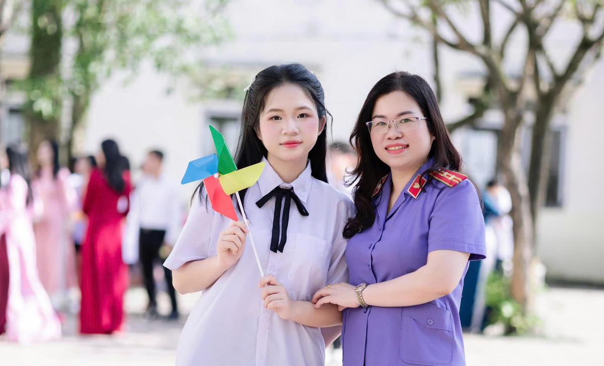 Gia đình luôn là điểm tựa tinh thần để Thuỳ Phương tự tin theo đuổi mục tiêu của mình. (Trong ảnh: Nữ sinh Thuỳ Phương và mẹ).