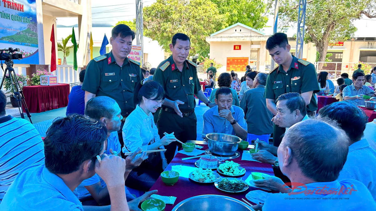 Ấm áp 'bữa cơm nghĩa tình quân - dân' tại Đặc khu Côn Đảo