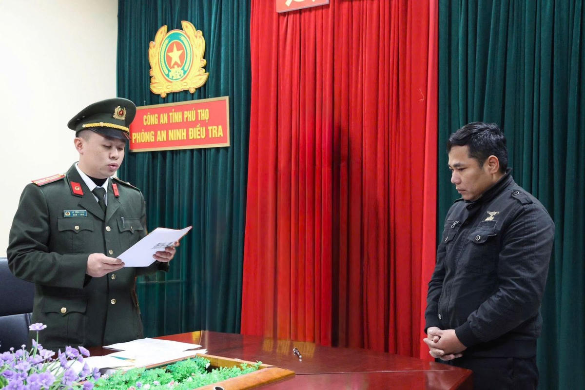 Cơ quan Công an đọc quyết định khởi tố bị can đối tượng Bùi Văn Tư. Ảnh: Công an tỉnh Phú Thọ.