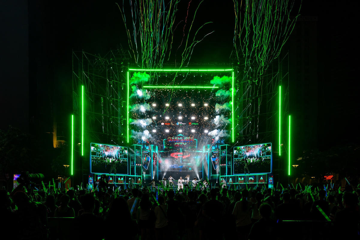 20.000 khán giả “cháy hết mình” cùng Tóc Tiên, Isaac, Trúc Nhân, Grey D tại E-Concert Ngày tài chính số 2026