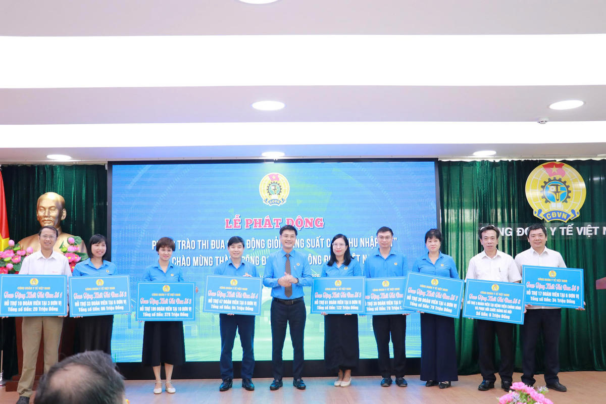 Ông Vũ Anh Tuấn, Phó Chủ tịch Công đoàn Y tế Việt Nam trao hỗ trợ cho đại diện 9 Khối thi đua có đoàn viên người lao động có hoàn cảnh khó khăn. Ảnh: PV