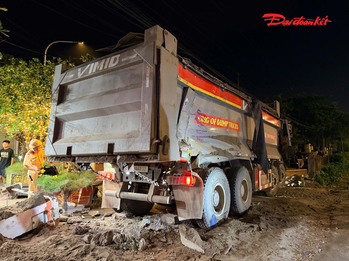 Ngay sau khi nhận được tin báo, Đội CSGT đường bộ số 8 (Phòng CSGT Công an TP Hà Nội) đã cử cán bộ, chiến sĩ đến hiện trường phối hợp với các đơn vị liên quan tổ chức phân luồng giao thông, bảo vệ hiện trường và điều tra nguyên nhân vụ việc.