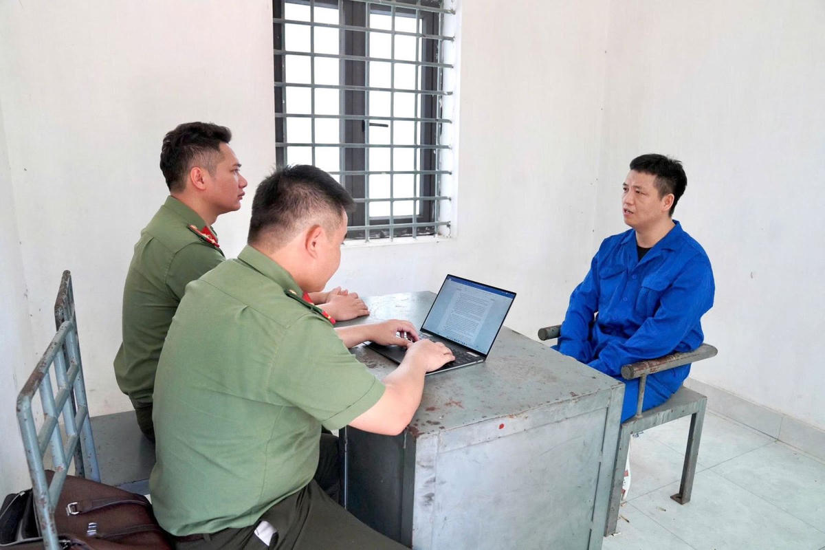 Cơ quan Công an làm việc với đối tượng Yang Yifeng. Ảnh: Công an tỉnh Phú Thọ.