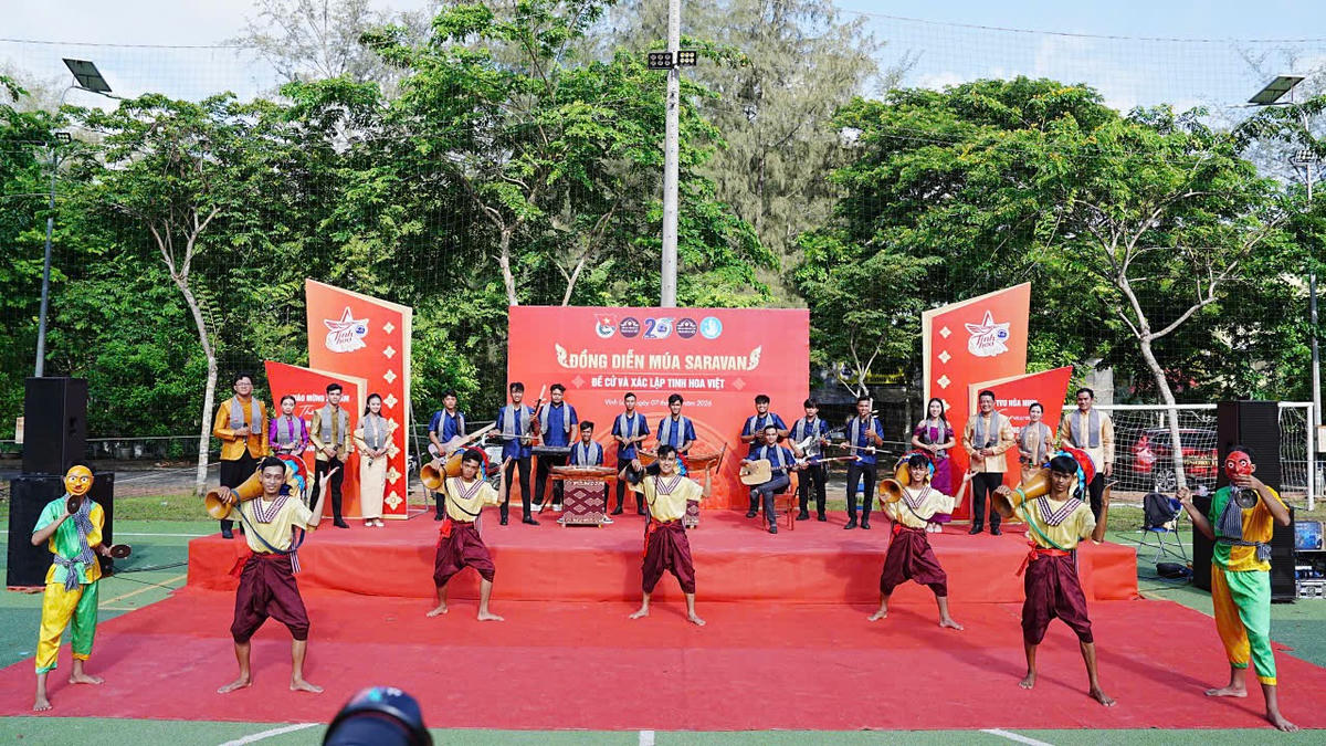 Gần 1.000 thầy trò Đại học Trà Vinh đồng diễn Saravan. Ảnh: TVU