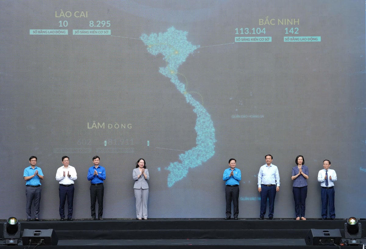 Đại diện lãnh đạo Đảng, Nhà nước cùng thực hiện Nghi thức phát động phong trào thi đua toàn quốc “Lao động giỏi – Năng suất cao – Thu nhập tốt”. Ảnh: Hữu Chánh