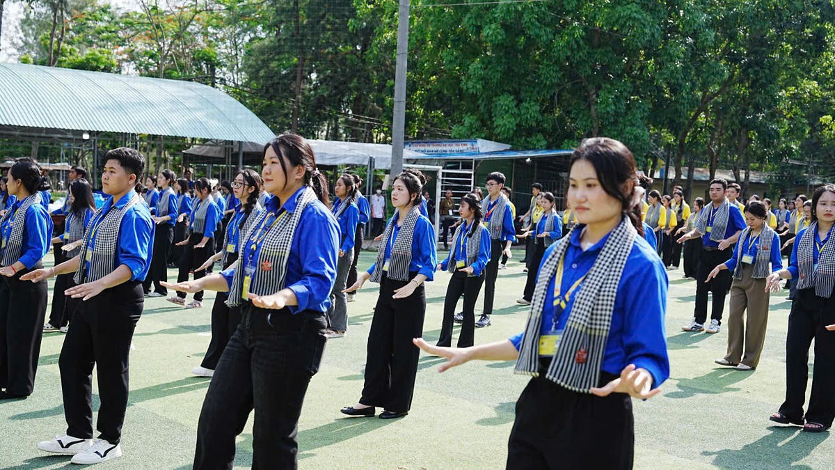 Gần 1.000 thầy trò Đại học Trà Vinh đồng diễn Saravan: Khắc tên di sản vào Bản đồ Tinh hoa Việt