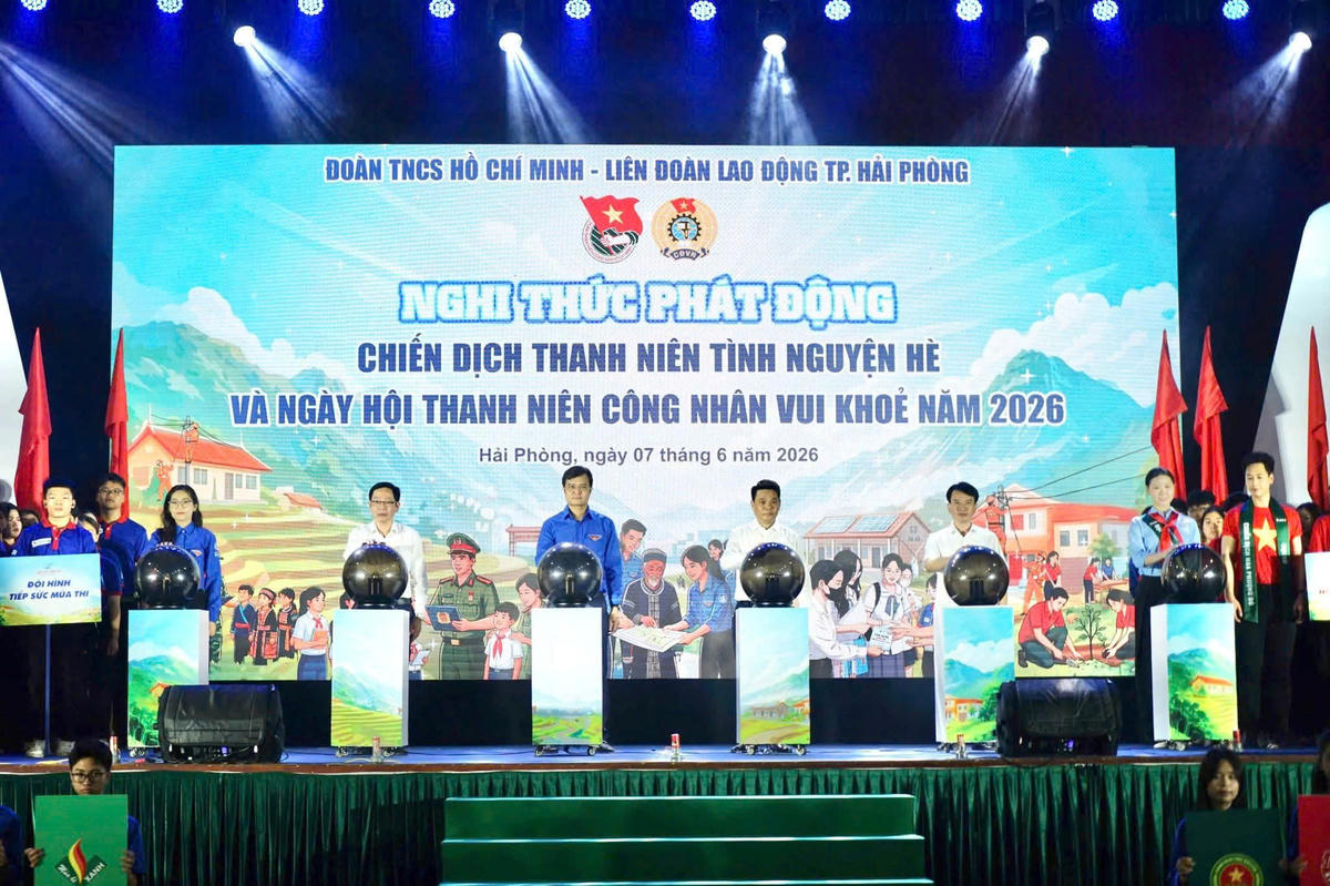 Anh Bùi Quang Huy, Bí thư thứ nhất Trung ương Đoàn TNCS Hồ Chí Minh; ông Lê Ngọc Châu, Bí thư Thành ủy Hải Phòng cùng lãnh đạo Trung ương Đoàn, lãnh đạo thành phố thực hiện nghi thức phát động chiến dịch thanh niên tình nguyện hè và ngày hội thanh niên công nhân vui khỏe 2026. Ảnh: TĐ.&nbsp;
