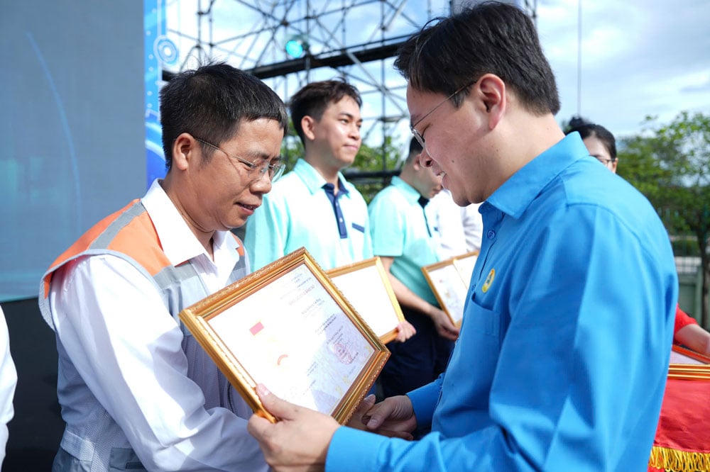 Ông Nguyễn Anh Tuấn, Phó Chủ tịch Ủy ban Trung ương MTTQ Việt Nam, Chủ tịch Tổng LĐLĐ Việt Nam trao Bằng Lao động Sáng tạo của Tổng LĐLĐ Việt Nam tới các cá nhân tiêu biểu. Ảnh: Hữu Ch ánh