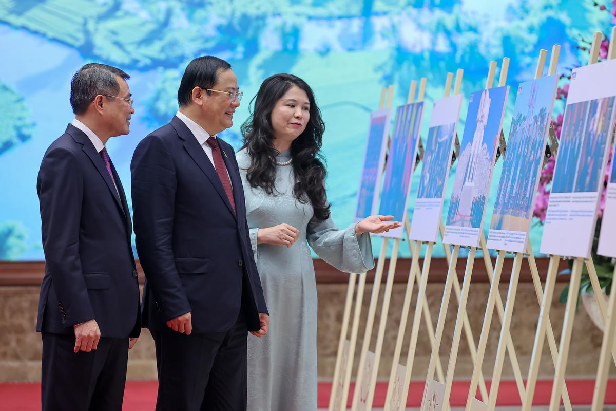 Thủ tướng Chính phủ Lê Minh Hưng và Thủ tướng Sonexay Siphandone tham quan trưng bày ảnh về mối quan hệ Việt Nam - Lào - Ảnh: Nhật Bắc