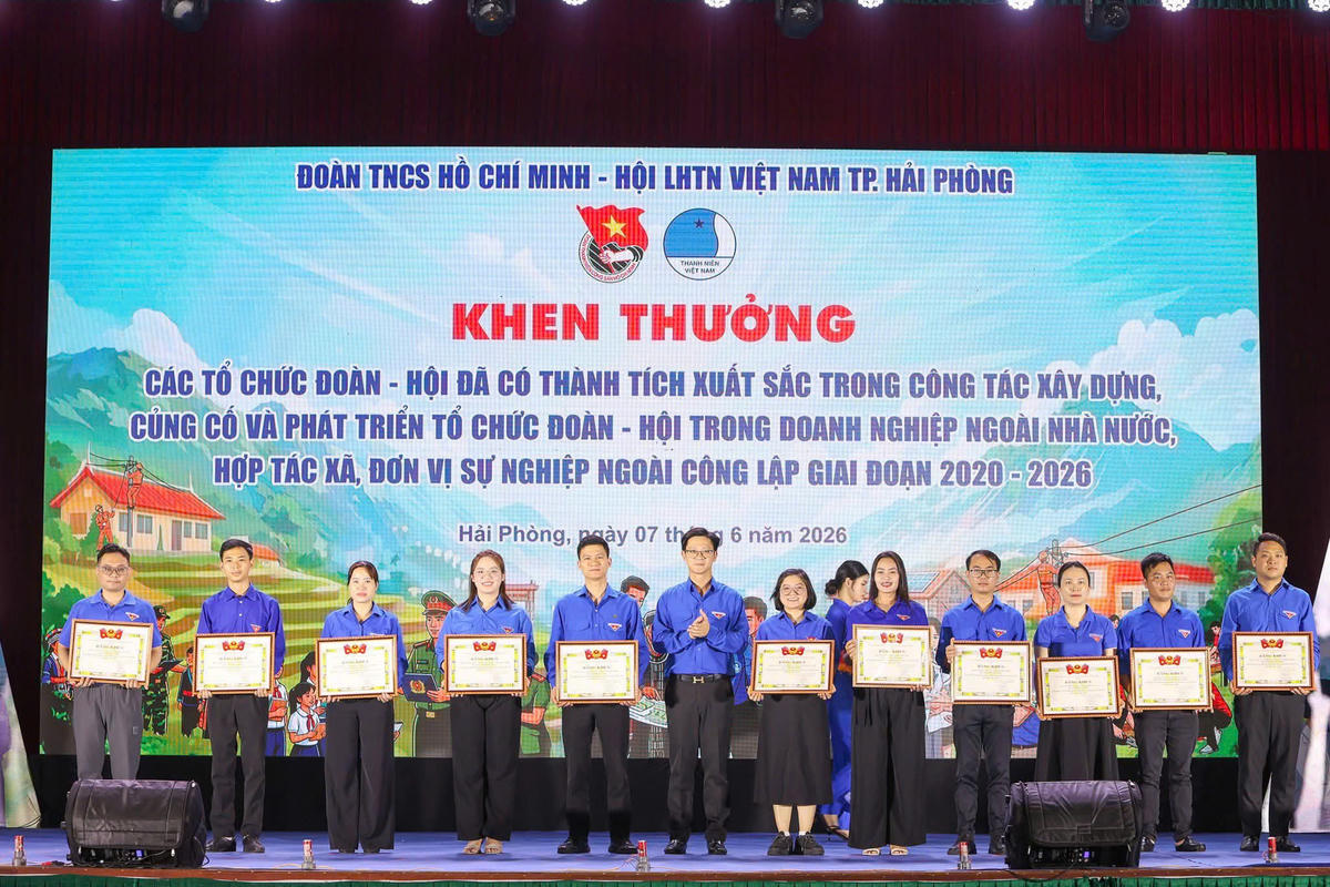 Thành đoàn Hải Phòng đã biểu dương, khen thưởng 13 tập thể có thành tích xuất sắc trong công tác xây dựng, củng cố và phát triển tổ chức Đoàn - Hội giai đoạn 2020 - 2026. Ảnh:TĐ.&nbsp;