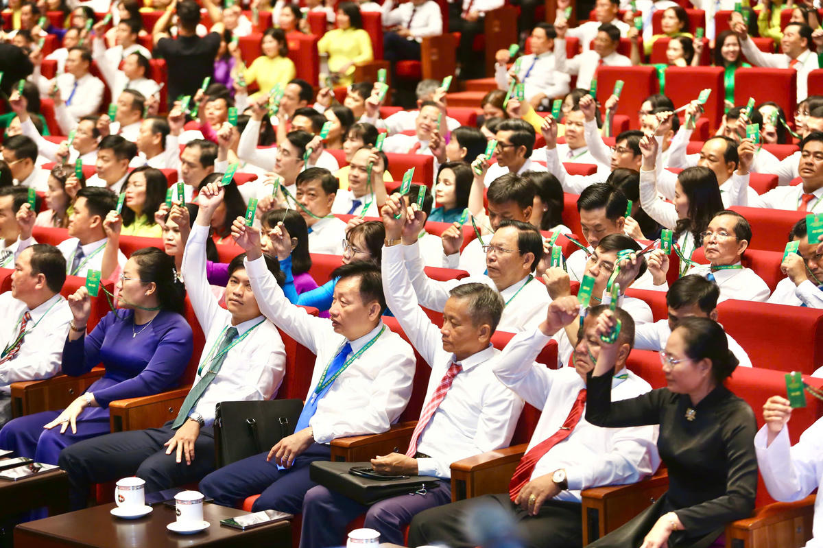 Các đại biểu biểu quyết thông qua chương trình làm việc tại Đại hội.