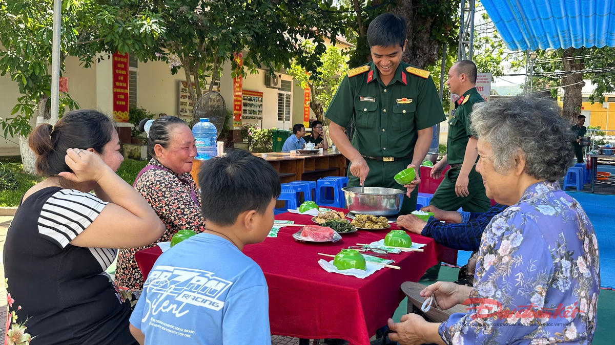 Ấm áp 'bữa cơm nghĩa tình quân - dân' tại Đặc khu Côn Đảo