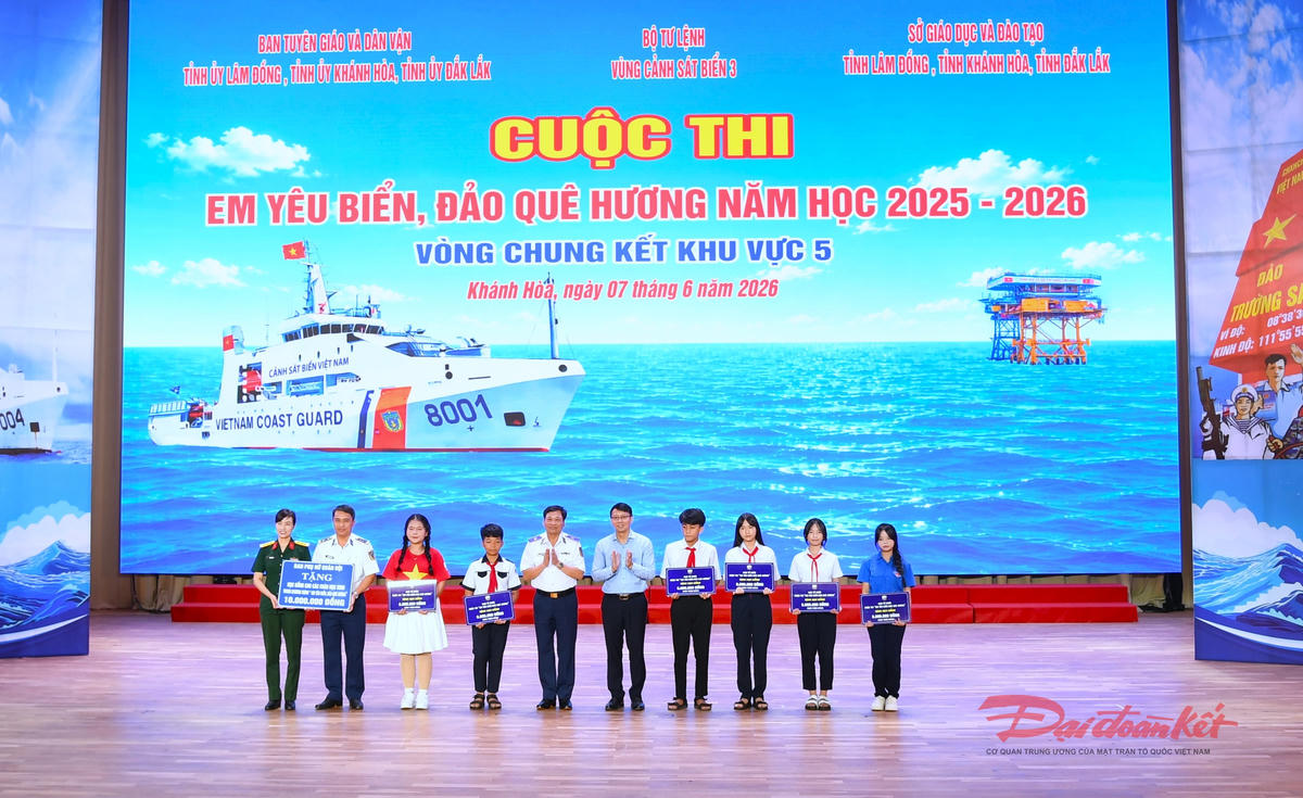 Nhiều hoạt động 'Tiết học biên cương' và cuộc thi 'Em yêu biển, đảo quê hương'