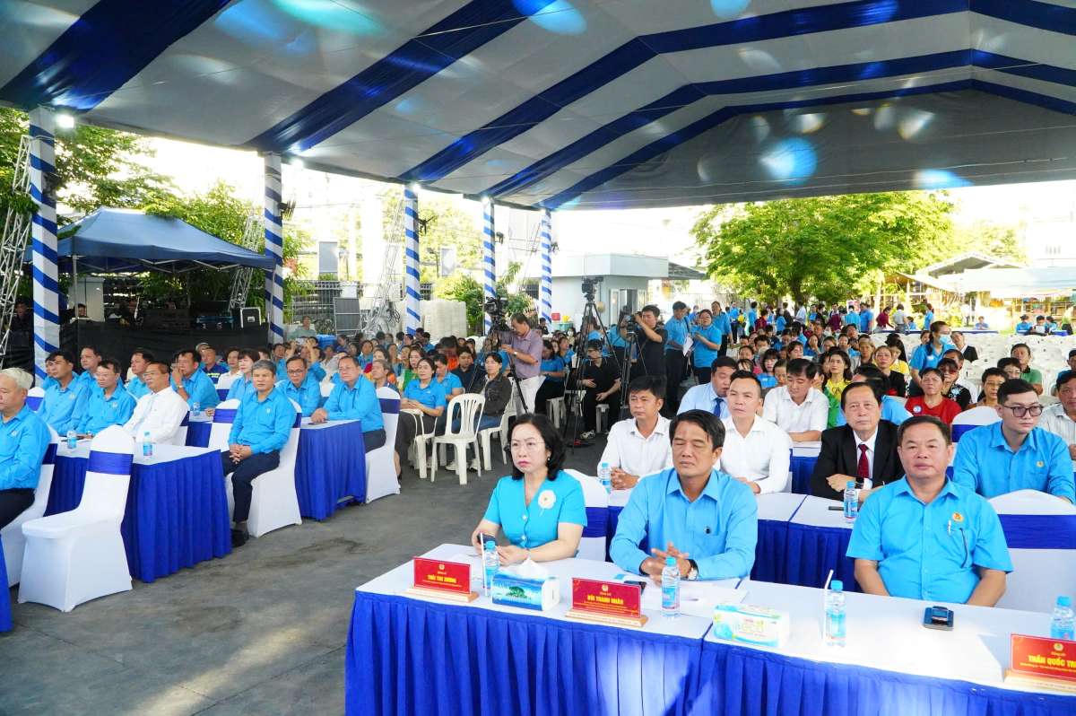 Toàn cảnh buổi Lễ phát động phong trào Lao động giỏi, năng suất cao, thu nhập tại điểm cầu TPHCM. Ảnh: Anh Tú