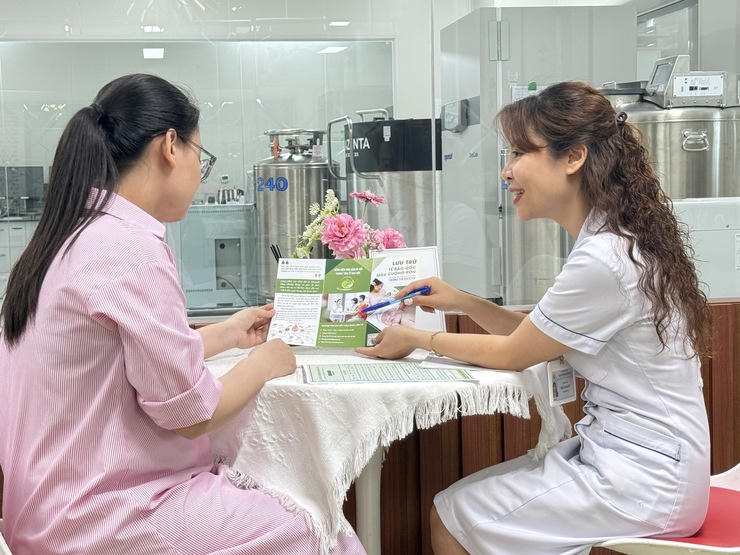 Cán bộ y tế tư vấn cho thai phụ về lợi ích của việc lưu trữ tế bào gốc.