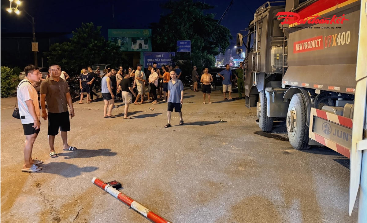 Tài xế xe tải cho biết: “Thời điểm tôi đi qua đường sắt thì cần chắn chưa hạ xuống, tàu bất ngờ đâm vào đuôi xe”.