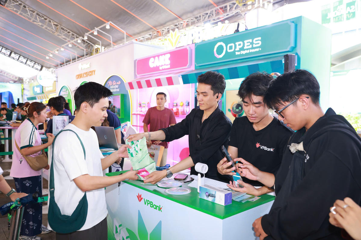 Không gian Cashless City của hệ sinh thái tài chính VPBank thu hút đông đảo giới trẻ tương tác.