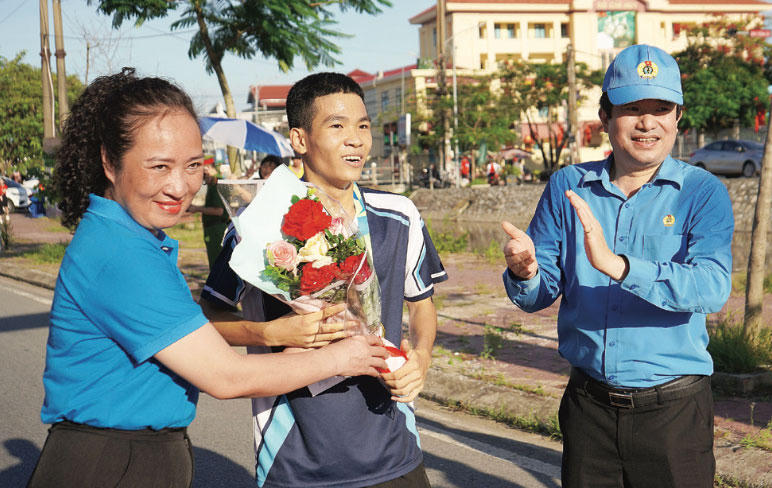 Các vận động viên tham gia giải chạy do Công đoàn xã Tiên Lãng, TP Hải Phòng tổ chức trong Tháng Công nhân 2026. Ảnh: Mai Dung.&nbsp;