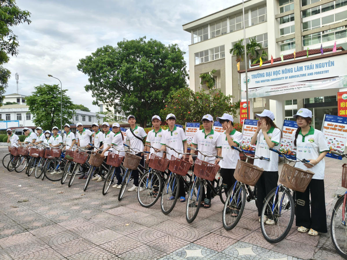 Sinh viên đạp xe hưởng ứng Ngày ATTP. Ảnh: Chi Nguyễn