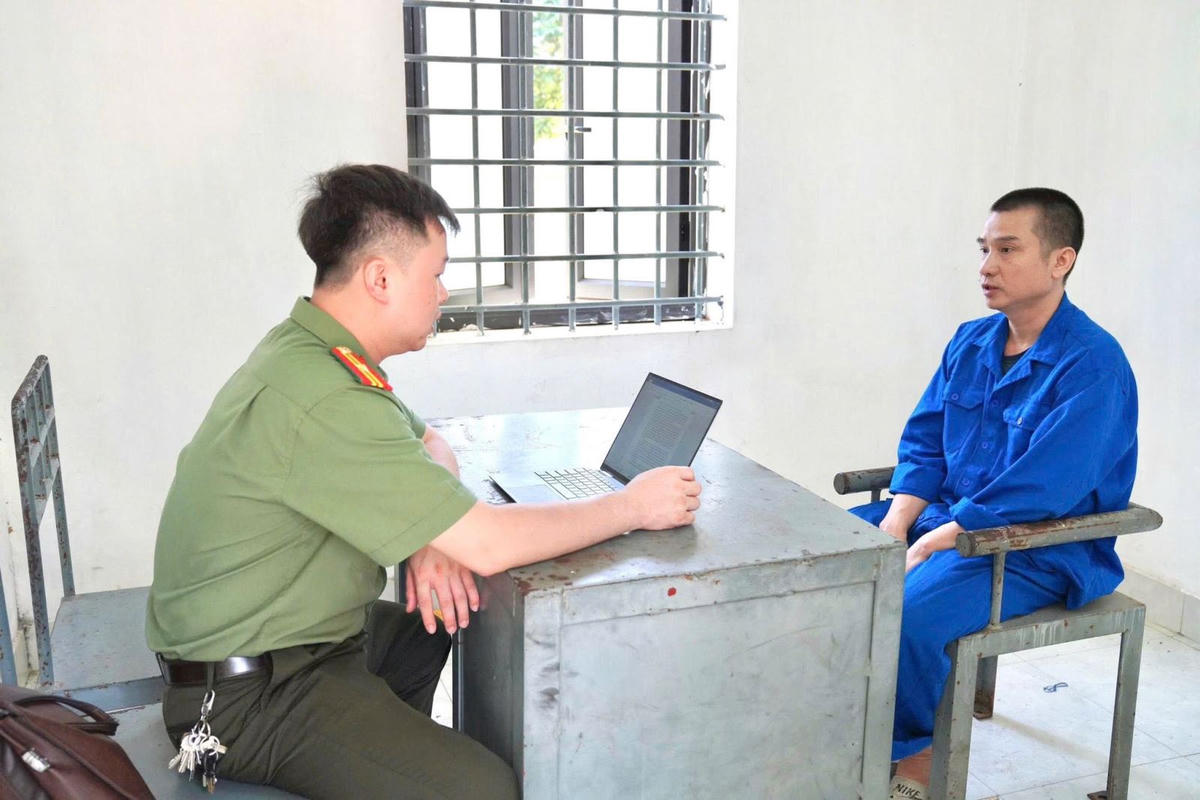 Đối tượng đối Nguyễn Văn Tùng (áo xanh) tại cơ quan điều tra. Ảnh: Công an tỉnh Phú Thọ.