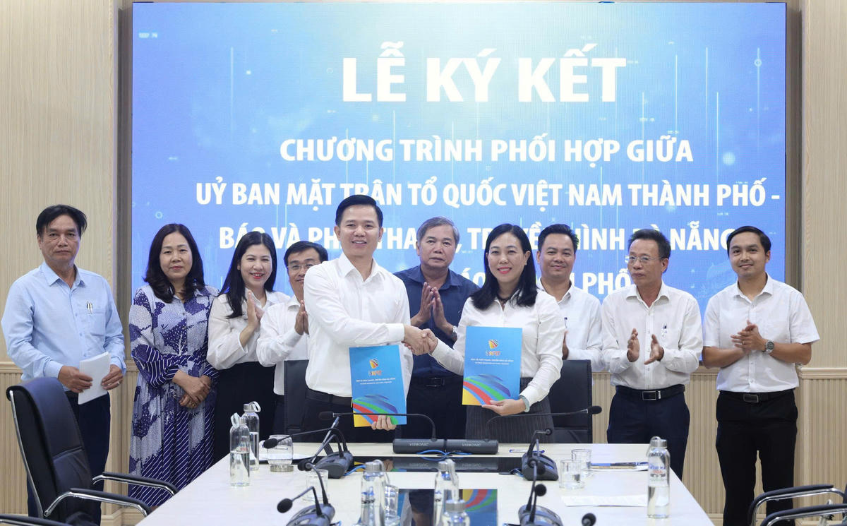 Ký kết chương trình phối hợp tăng cường công tác thông tin, tuyên truyền giữa Uỷ ban MTTQ Việt Nam TP Đà Nẵng với Báo và phát thanh, truyền hình Đà Nẵng và Hội Nhà báo TP Đà Nẵng. Ảnh: Nguyễn Công Thành