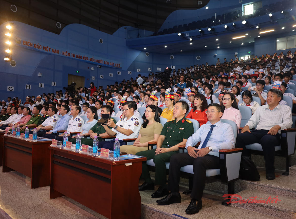 Nhiều hoạt động 'Tiết học biên cương' và cuộc thi 'Em yêu biển, đảo quê hương'