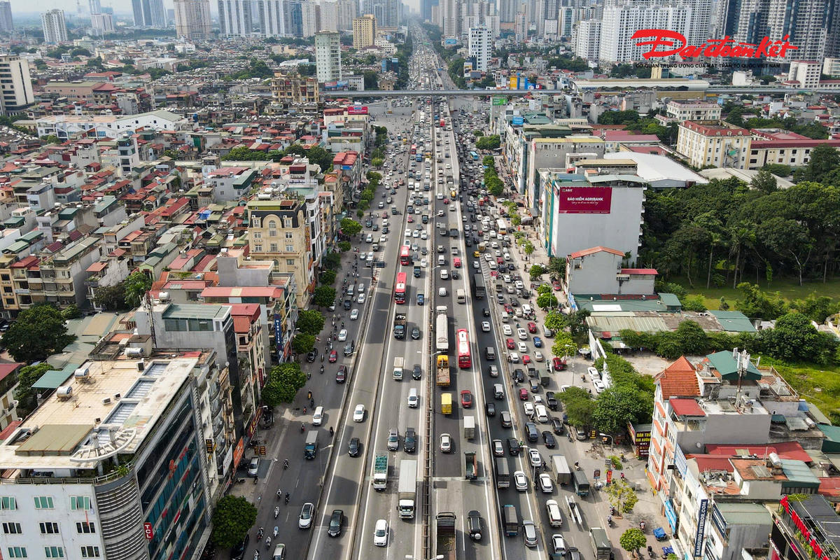 Vành đai 3 trên cao từ Mai Dịch đến cầu Thăng Long do Bộ Giao thông vận tải (nay là Bộ Xây dựng) đầu tư xây dựng, Ban Quản lý dự án Thăng Long quản lý thực hiện. Từ tháng 3/2022, công trình được bàn giao cho Sở Xây dựng Hà Nội quản lý và khai thác.