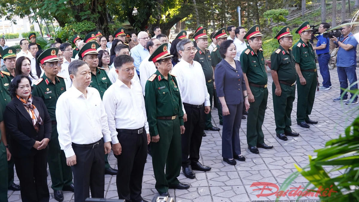 Phó Thủ tướng Phạm Thị Thanh Trà dâng hương tưởng niệm anh hùng liệt sĩ tại TP Hồ Chí Minh