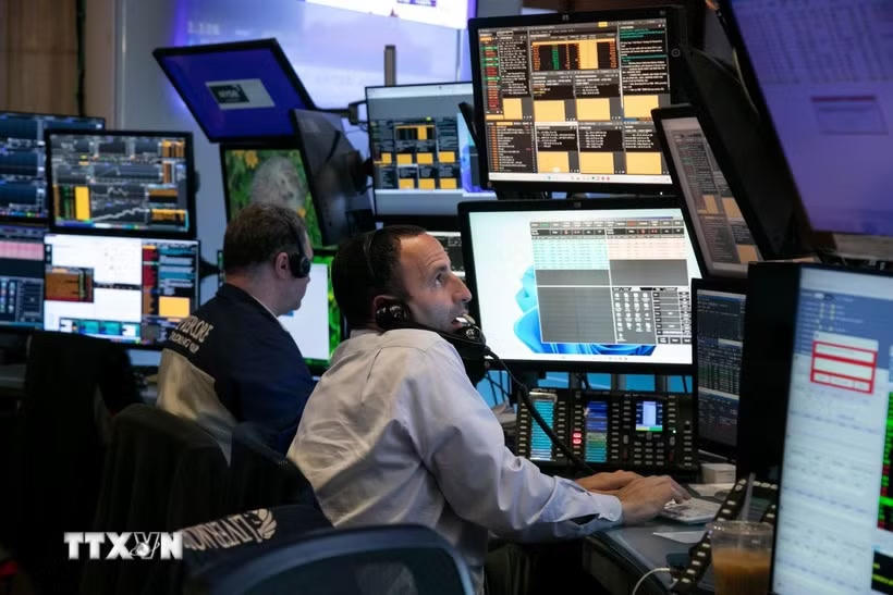 Giao dịch viên tại sàn chứng khoán New York, Mỹ. (Ảnh: THX/TTXVN).