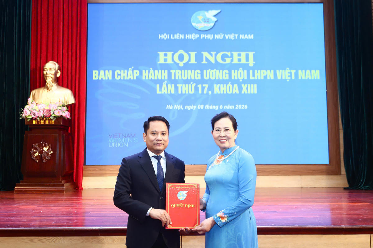 Bà Lê Thị Thủy, Phó Chủ tịch Ủy ban Trung ương MTTQ Việt Nam, Chủ tịch Hội LHPN Việt Nam đã trao quyết định công nhận hội viên danh dự cho ông Trương Thành Trung, Ủy viên Ủy ban Trung ương MTTQ Việt Nam, Ủy viên Ban Chấp hành Đảng bộ Cơ quan Ủy ban Trung ương MTTQ Việt Nam, Bí thư Đảng ủy, Tổng Biên tập Báo Đại đoàn kết. Ảnh: Lê Khánh.